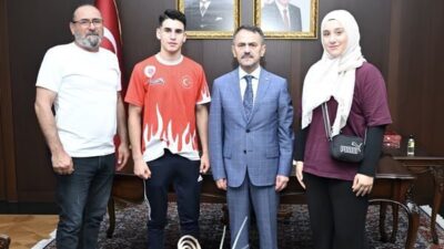 Adana’da düzenlenen Türkiye Gençler Muaythai Şampiyonası’nda elde ettikleri başarıyla şampiyon
