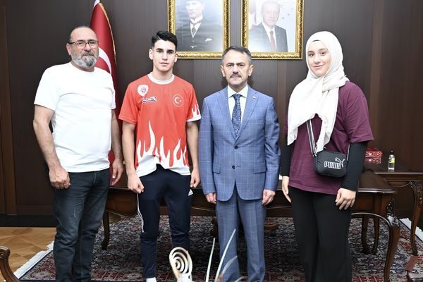 Adana’da düzenlenen Türkiye Gençler Muaythai Şampiyonası’nda elde ettikleri başarıyla şampiyon