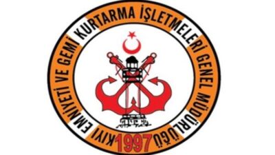 Moda açıklarında sürüklenen 8 metre uzunluğundaki başıboş tekne, Kıyı Emniyeti