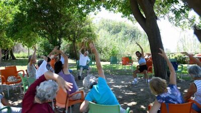 Antalya’da Muratpaşa Belediyesi tarafından yaşlı evlerinde düzenlenen yoga ve fiziksel