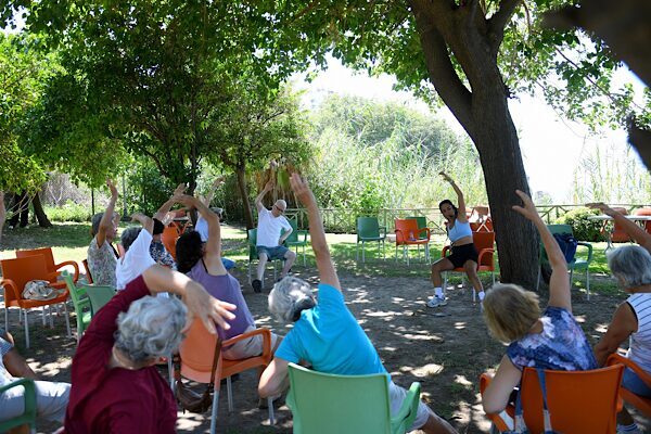 Antalya’da Muratpaşa Belediyesi tarafından yaşlı evlerinde düzenlenen yoga ve fiziksel