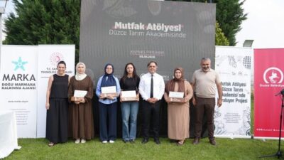 Düzenlenen organizasyonda proje kapsamında eğitim alan 30 kursiyere başarı belgeleri