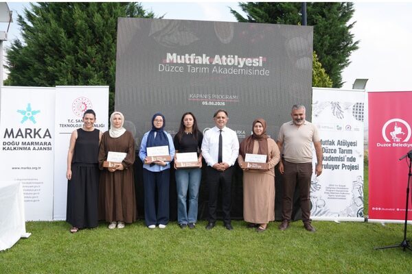 Düzenlenen organizasyonda proje kapsamında eğitim alan 30 kursiyere başarı belgeleri