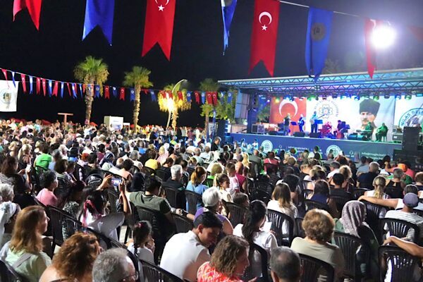 Milas Belediyesi bünyesinde faaliyet gösteren popüler müzik orkestrası Mylasa Band,