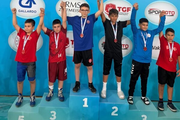 Osmangazi Belediyesporlu güreşçiler, ulusal ve uluslararası şampiyonalarda elde ettikleri başarıların