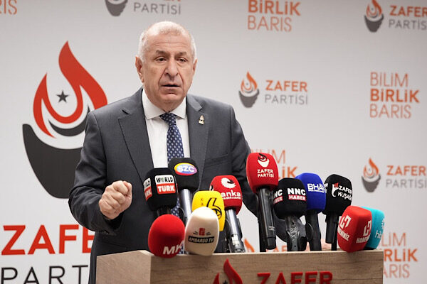 Zafer Partisi Genel Başkanı Ümit Özdağ, düzenlediği basın toplantısında Türkiye