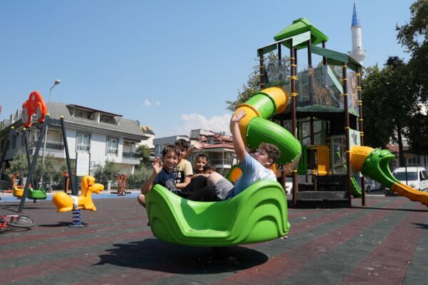 Pamukkale Belediyesi tarafından Asmalıevler Mahallesi’nde bulunan parkta yenileme çalışması yapıldı.
