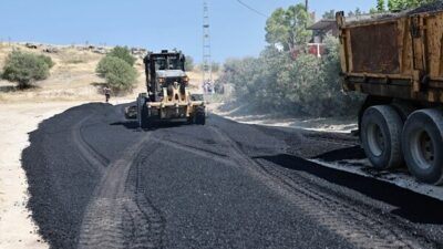 Pamukkale Belediyesi, ilçe genelindeki üstyapı çalışmaları kapsamında kırsal mahallelerde asfaltlama