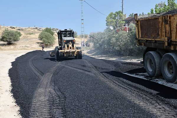 Pamukkale Belediyesi, ilçe genelindeki üstyapı çalışmaları kapsamında kırsal mahallelerde asfaltlama