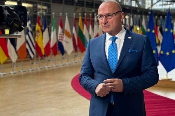 Hırvatistan Dışişleri Bakanı Gordan Grlic Radman, yaptığı açıklamada, Başbakan Andrej