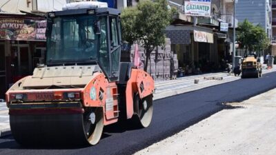 Manisa Büyükşehir Belediyesi, altyapı çalışmalarının tamamlandığı Şüheda Caddesi’nde sıcak asfalt