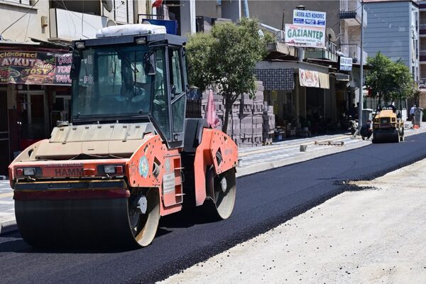 Manisa Büyükşehir Belediyesi, altyapı çalışmalarının tamamlandığı Şüheda Caddesi’nde sıcak asfalt