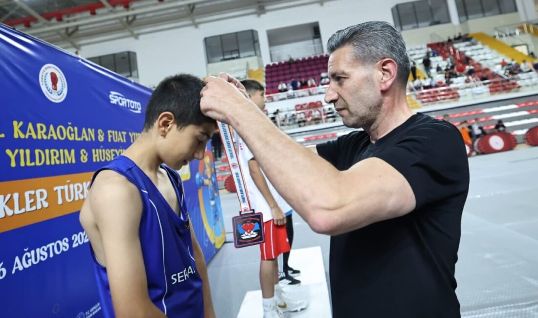 Sivas’ta düzenlenen U13 Erkekler ve Kadınlar Türkiye Ferdi Boks Şampiyonasında mücadele