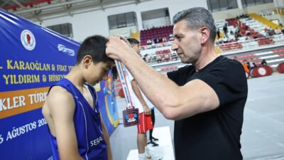 Sivas’ta düzenlenen U13 Erkekler ve Kadınlar Türkiye Ferdi Boks Şampiyonasında mücadele