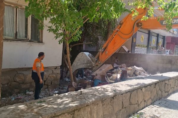 Siirt Belediyesi, Bahçelievler Mahallesi Cumhur Poturnak Caddesi’ndeki iki katlı çöp