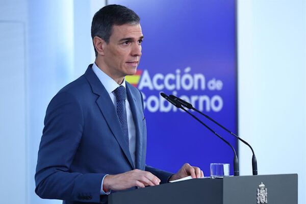İspanya Başbakanı Pedro Sánchez, Peñas de Riglos’taki yangına müdahale sırasında