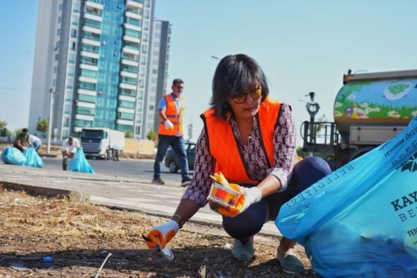 Kayapınar Belediyesi, “Kolektif Emekle Temiz Kentler” kampanyası kapsamında Diyarbakır Stadyumu