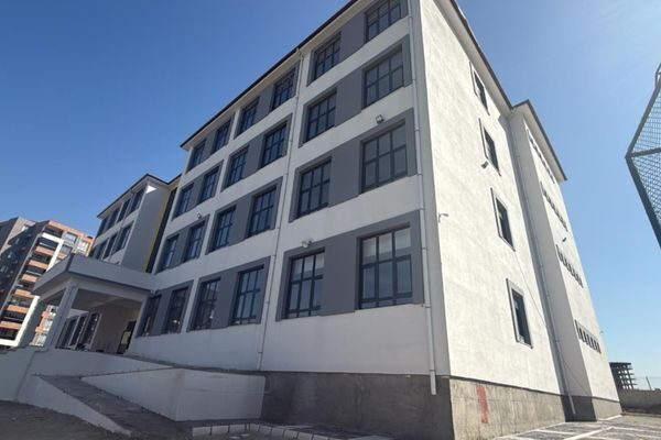 Hasankeyf Yolu üzerinde bulunan 24 derslikli Tilmis İlk-Ortaokulunun 2026-2027 eğitim