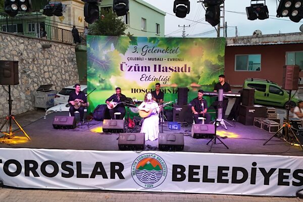 Mersin’in Toroslar ilçesinde üzüm hasadı kapsamında düzenlenen Geleneksel Üzüm Hasadı