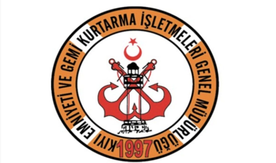 Türkeli Feneri önlerinde makine arızası nedeniyle sürüklenen ve içerisinde bir