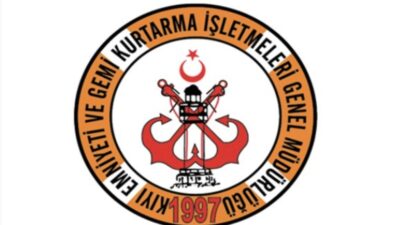 Türkeli Feneri önlerinde makine arızası nedeniyle sürüklenen ve içerisinde bir