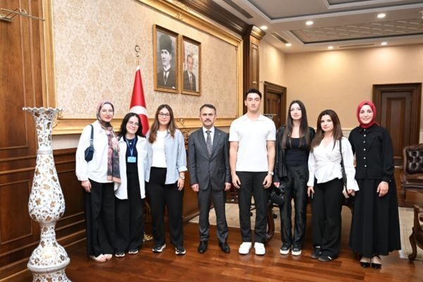 Valilikte staj yapan Ceren Kök, Esma Ersöz, Sümeyye Senem, İrem