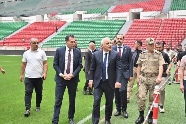 Diyarbakır Valisi Murat Zorluoğlu, Diyarbakır Stadı’nda yürütülen zemin ve altyapı
