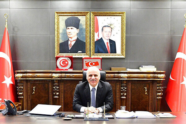 Diyarbakır Valisi Murat Zorluoğlu, Kayapınar ilçesindeki bir binada çıkan yangın