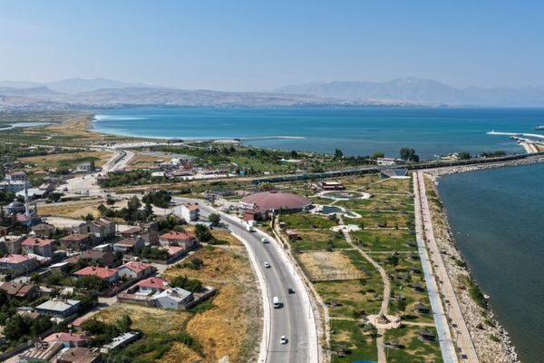 Van Büyükşehir Belediyesinden yapılan açıklamada, Sahil Yolu Projesi kapsamında yürütülen