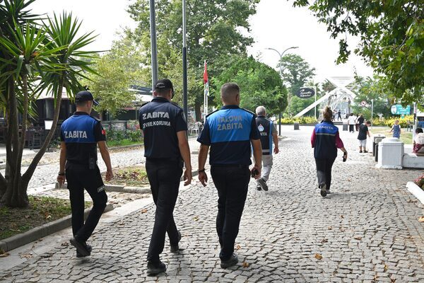 Yalova Belediyesi Zabıta Müdürlüğü ekipleri, kent genelinde vatandaşların yoğun olarak