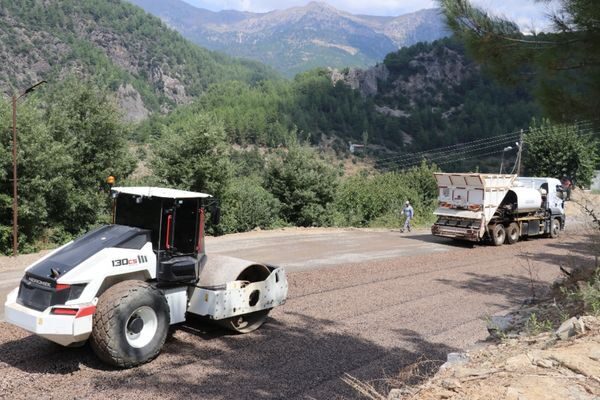 Gazipaşa Belediyesi, kırsal mahallelerde sürdürdüğü asfalt çalışmalarına Gökçesaray Mahallesi’nde devam