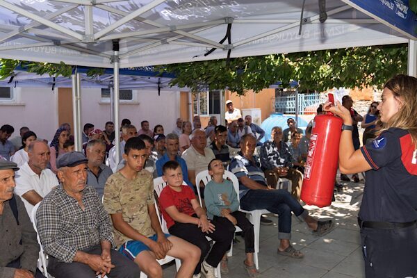 İzmir Büyükşehir Belediyesi’nin orman alanlarına yakın mahallelerde yangın riskini azaltmak